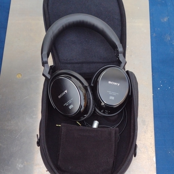 Sony MDRzx750bn Black Over-Ear Noise Cancelling Stereo Headset with Case NWOT - Picture 1 of 2